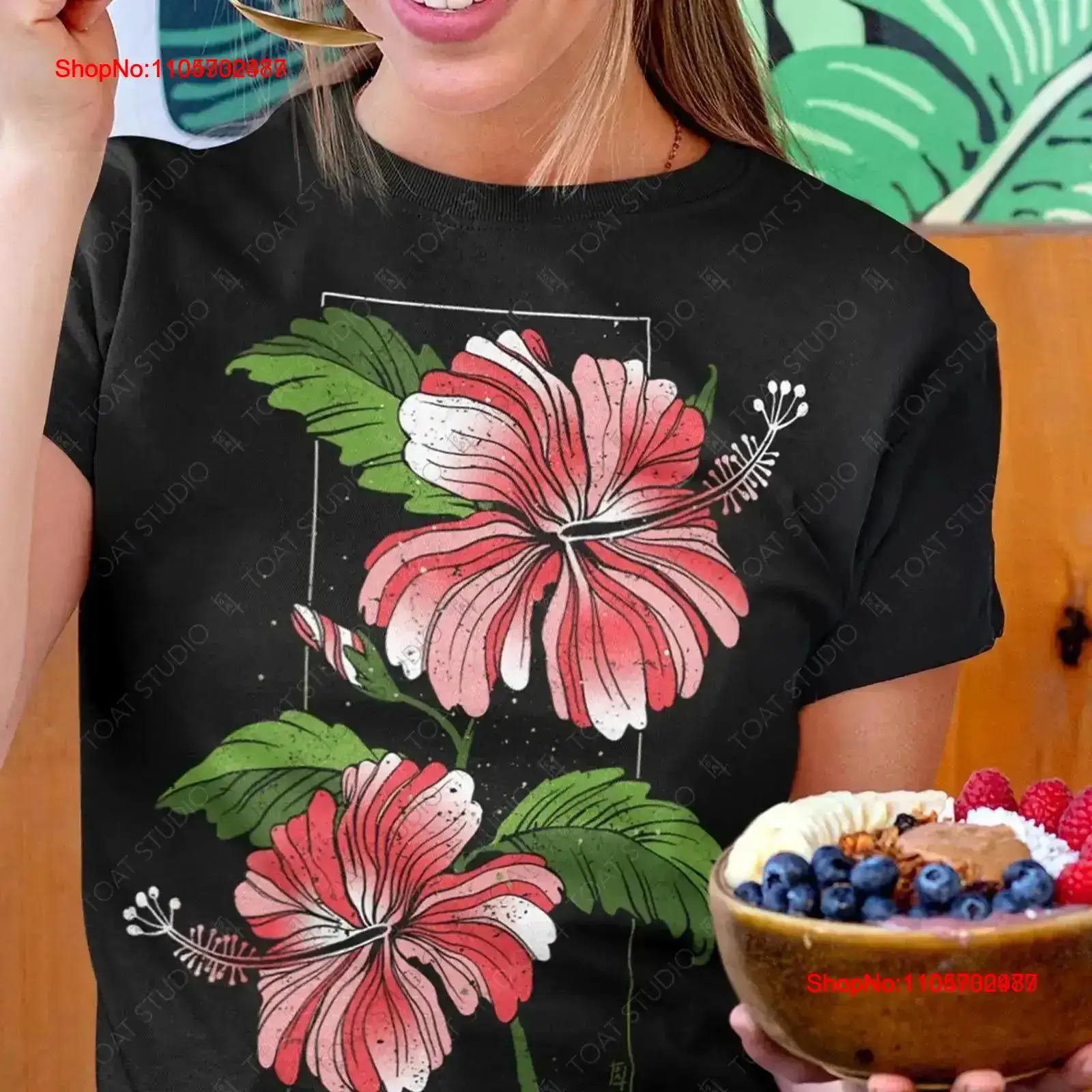 Vintage Hawaiian Floral Shirt - เสื้อยืดลายดอกชบา ลายดอกไม้ สำหรับคนรักธรรมชาติ เกาะเขตร้อน บรรยากาศฤดูร้อน สีชมพู